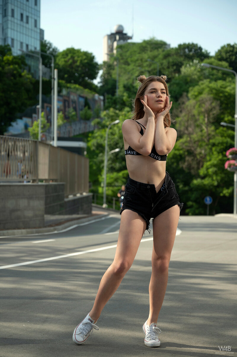 Аня, 18 лет, 0 размер груди